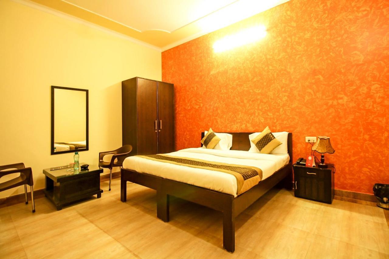 Oyo 8240 Maan Residency Hotel Gurgaon Luaran gambar