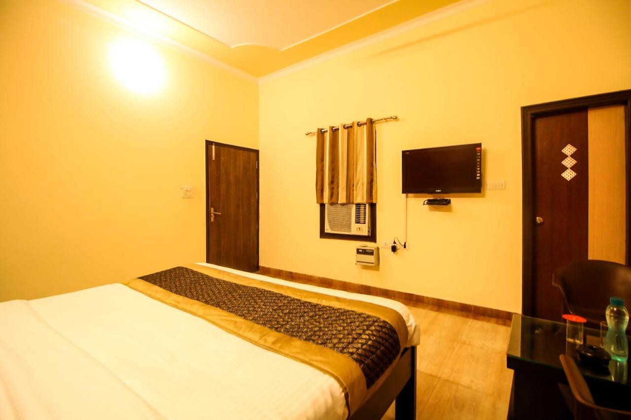 Oyo 8240 Maan Residency Hotel Gurgaon Luaran gambar